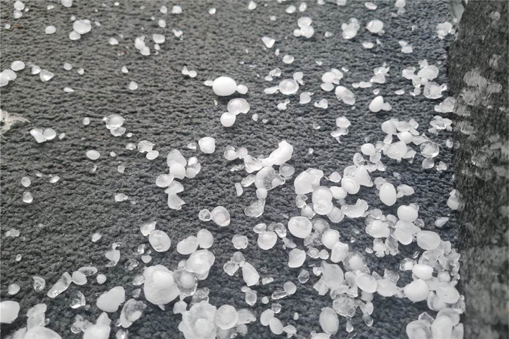 Feuerwehr war nach Unwetter am Abend im Dauereinsatz Hagelkörner