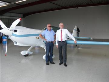 Walter Extra (l.) und Dr. Frank Anton präsentieren stolz das erste Flugzeug mit Elektromotor, das Extra 330LE.