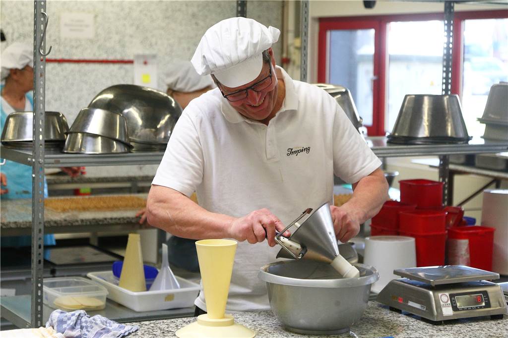 Confiserie Imping will mit Feingebäck und Pralinen auch die Konferenztische erobern Walter Imping probiert fortwährend etwas Neues aus an seinem Arbeitsplatz in der Produktentwicklung.