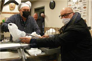 Walter "Waldi" Lehnertz ist beim Fischverkauf in seinem Element. Das freut auch Chef Andreas Kleinhaus (hinten, m.) und den prominenten Kunden, Schlagerstar Olaf Henning (r.).