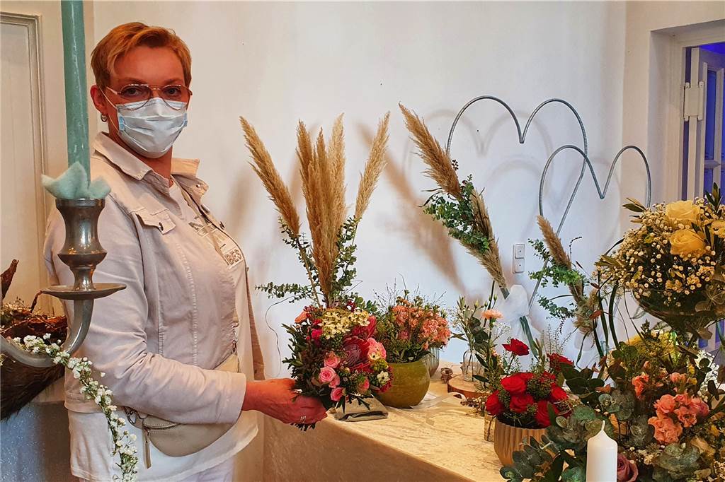 Ahauser Traumhochzeitstage: Besuchsmagnet mit gelebter Leichtigkeit Waltraud Hintemann aus Legden hat an ihrem Stand alles passende für die Hochzeit in Sachen Blumen und Blumenschmuck zu bieten.