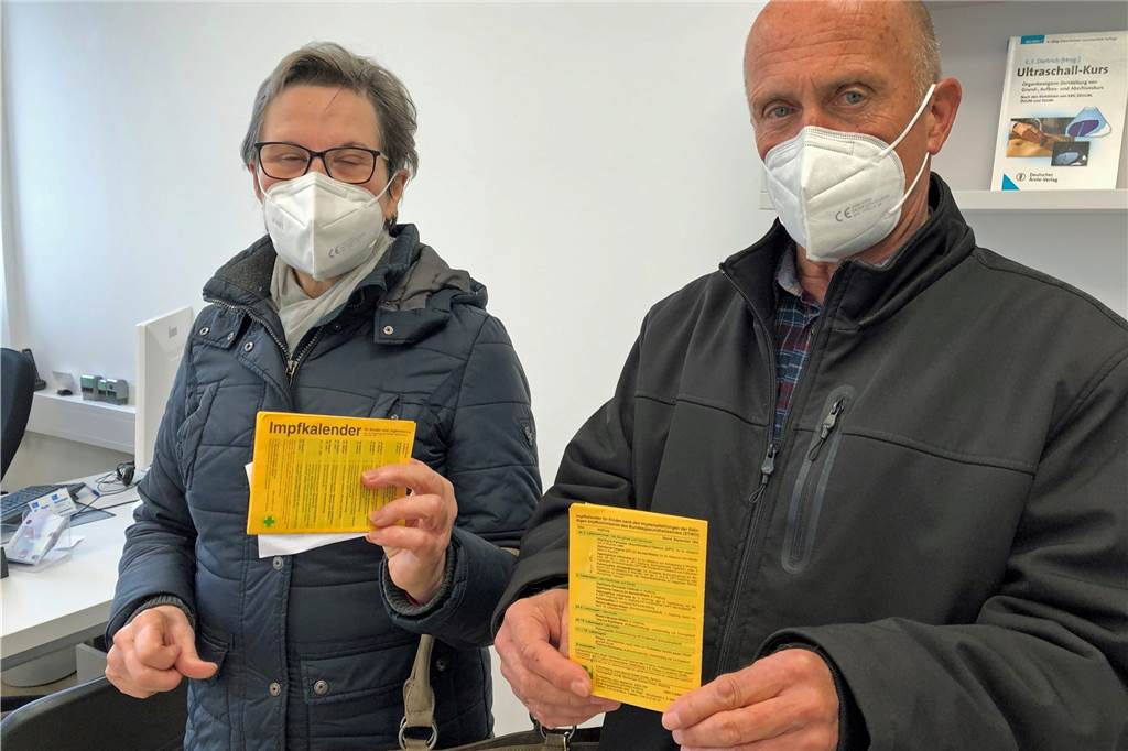 Mit Video: Die ersten Patienten bekommen Corona-Impfung beim Hausarzt Waltraud und Willi Rempe sind am Dienstag zur Impfung in die Praxis im Kreishaus geladen worden. Das Ehepaar aus Wüllen ist sehr froh über die Impfung, auch wenn doch ein bisschen Aufregung herrscht vor dem "Piks". Ihre Impfpässe haben sei griffbereit dabei.