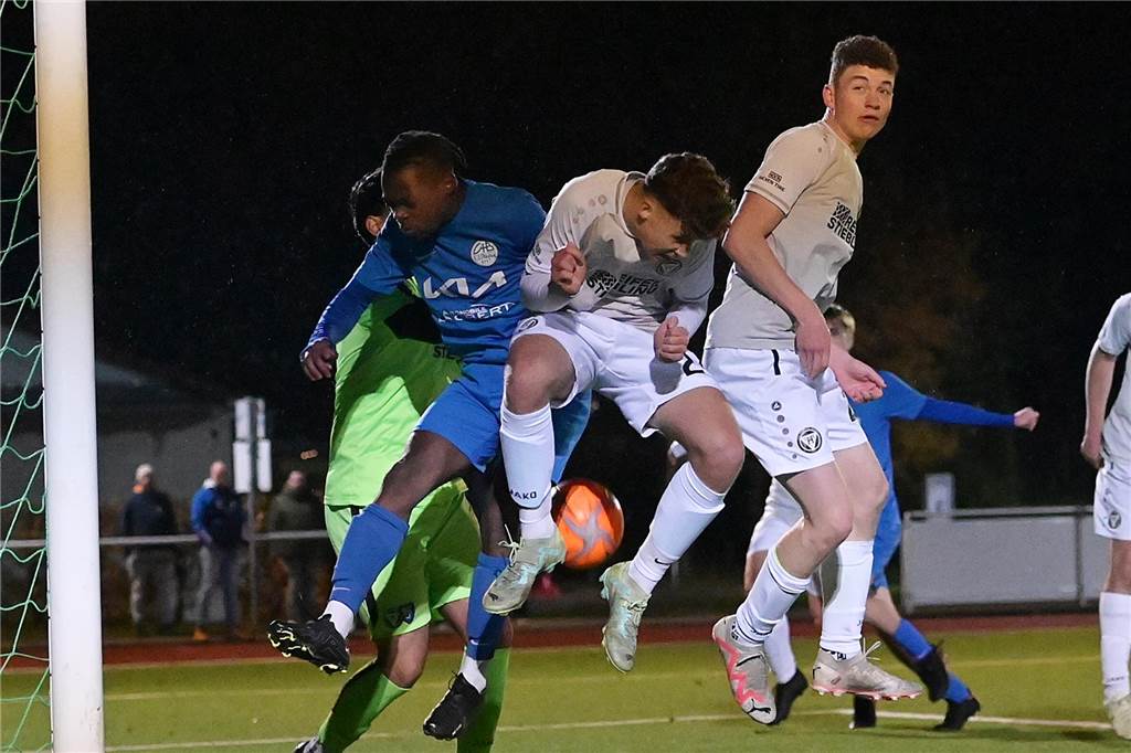 Nach 0:9 in der Westfalenliga: U19 des TuS Haltern schlägt VfB Waltrop nach Elfmeterschießen Waltrops Luc Ekokole (blaues Trikot) und Halterns Tom Gola beim Kopfballduell.