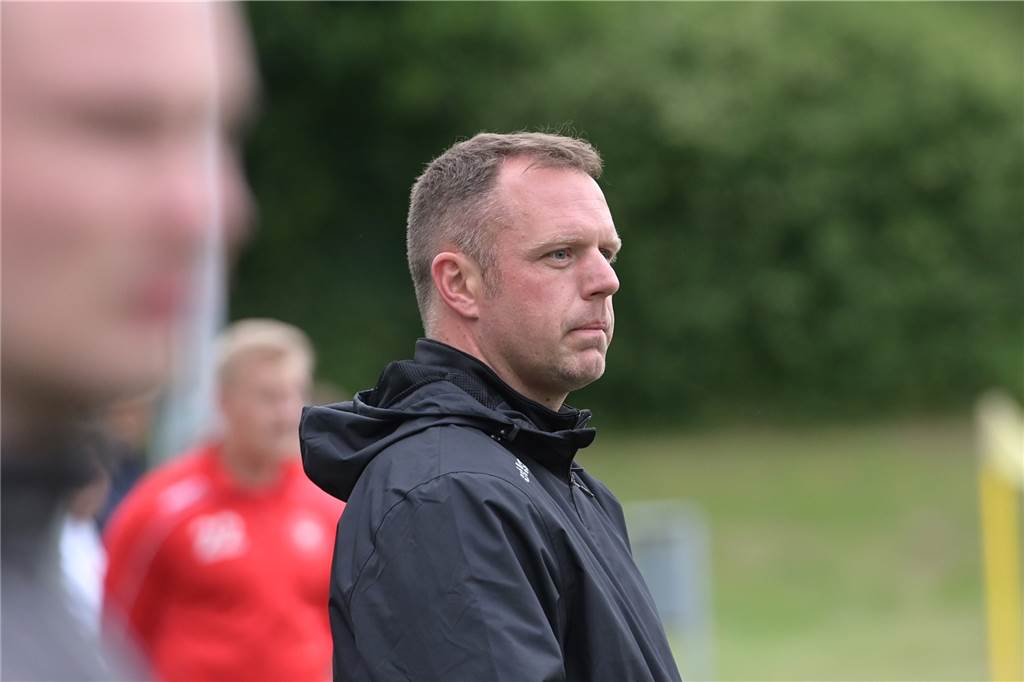 Wer steigt auf, wer steigt ab? Kreisligisten müssen auch die Bezirksliga im Blick behalten Waltrops Trainer Oliver Ridder hofft auf einen Sieg seiner Mannschaft am letzten Spieltag in Eichlinghofen.