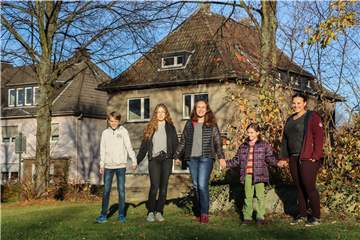 Wambel-Fan Stephanie Loyal (Mitte) mit ihren Kindern (v.l.) Jonas (13), Johanna (16), Mia (9) und Lisa (28) im kleinen Park am Ulmenweg.