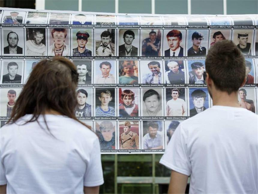Lebenslang für Ex-General wegen Srebrenica-Völkermord Wand mit Bildern der Opfer: Teilnehmer einer Gedenkveranstaltung in Den Haag. Foto: Bart Maat/Archiv
