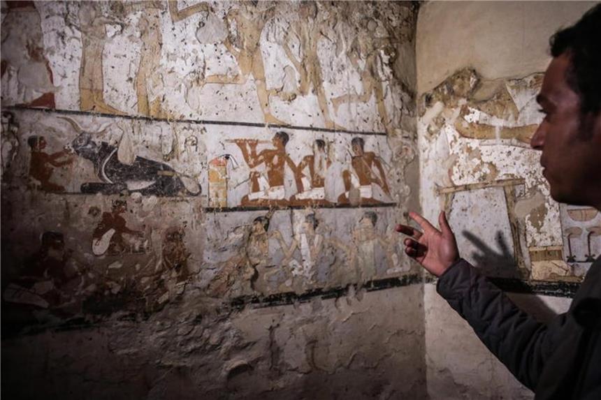 Wandmalereien in einem neu entdeckten Grab in der Nähe der Cheops-Pyramiden in Gizeh: Das 4000 Jahre alte Grab enthält seltene Inschriften und gehört zu einer weiblichen Priesterin aus der fünften Dynastie der Pharaonen. Foto: Fayed El-Geziry