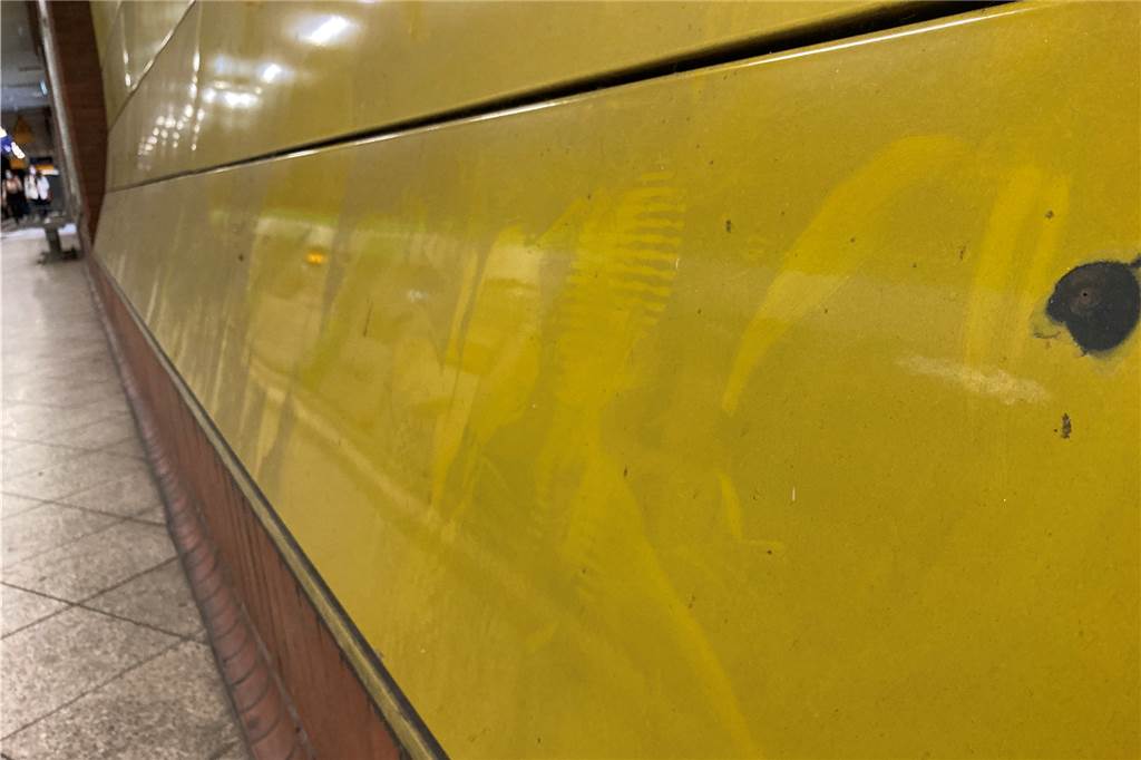 Es wird nicht besser: S-Bahnhof Lütgendortmund ist voller Taubendreck Wandverkleidungen und Glasbereiche sehen nicht so aus, als seien sie in den vergangenen Wochen oder Monaten jemals gereinigt worden.