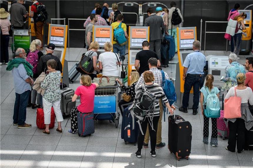 Wann beginnt der Check-in am Flughafen? Wann der Check-in am Flughafen beginnt, hängt von verschiedenen Faktoren ab. Abflugzeit, Schalterbelegung und die Auslastung der Abfertigung sind meist entscheidend. Foto: Matthias Balk