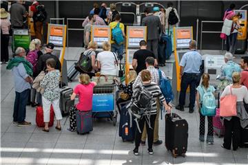 Wann der Check-in am Flughafen beginnt, hängt von verschiedenen Faktoren ab. Abflugzeit, Schalterbelegung und die Auslastung der Abfertigung sind meist entscheidend. Foto: Matthias Balk