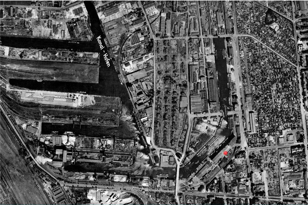 Wann genau dieses Foto entstanden ist, ist nicht bekannt. Der RVR datiert die Aufnahme zwischen 1951 und 1980. Fest steht: Sie muss vor 1961 entstanden sein. Denn noch ist die Union-Vorstadt zu erkennen. Sie wurde 1961 für die Hafenerweiterung abgerissen. Was man auf dem Luftbild nicht sehen kann: Die ursprünglich 38 Wohnhäuser, der Lebensmittelladen und der Amtsbau waren schwer beschädigt worden im Zweiten Weltkrieg und nur notdürftig wieder aufgebaut.