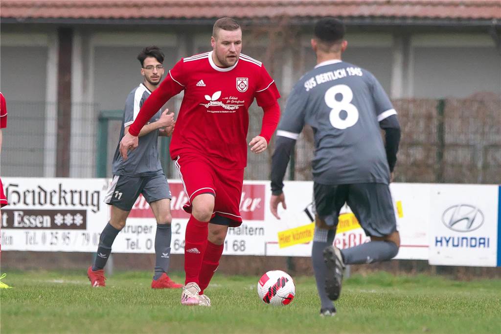Erst auf Krücken, jetzt im Rollstuhl zum Platz Marco Masannek vom SV Hullern dribbelt auf dem Fußballplatz.
