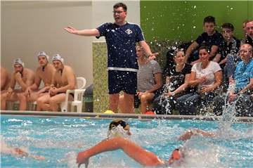 Wann und wie es genau weitergeht, ist für Trainer Olaf Bispinghoff (stehend) und die Wasserballer des SV Lünen weiter unklar.