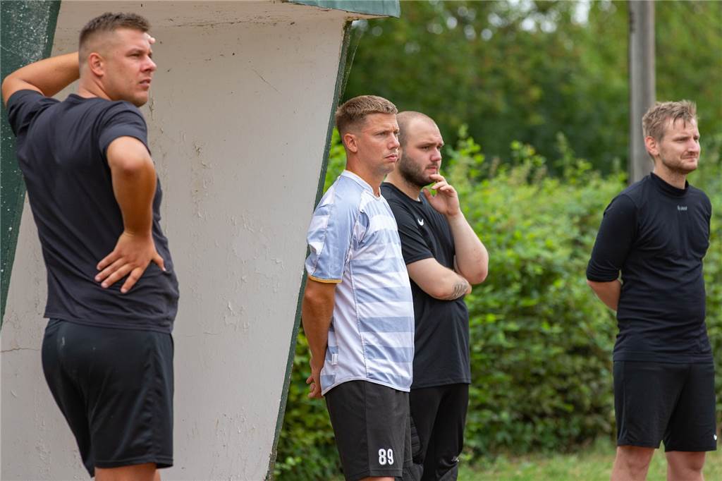 „Wahrscheinlich Vereinsrekord“: Platzverweis in der 1. Minute schockt den SV Afferde War anschließend 89 Minuten zum Zugucken verdammt: SV Afferdes Abwehrmann Kevin Pasternack (2.v.l.).