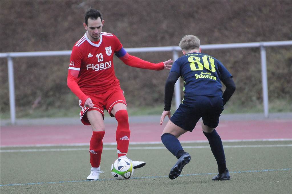 Ein Jahr ohne Fußball: Dennis Dannemann schaut immer nach Ergebnissen der SG Castrop War auch Kapitän der SG Castrop: Dennis Dannemann (l).