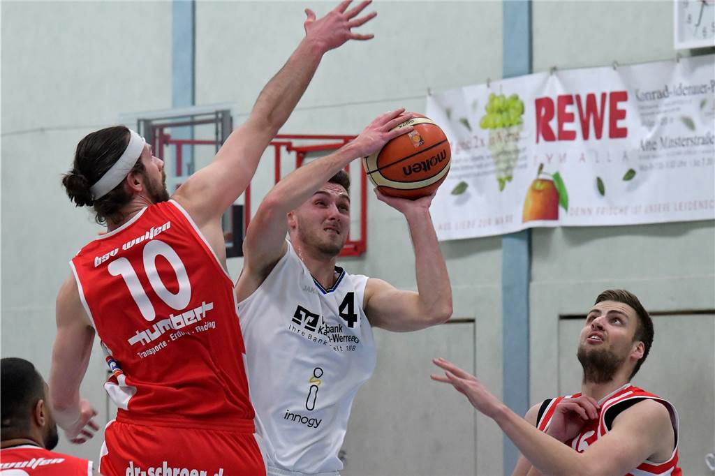 Hausmeister musste Türen verriegeln: Riesiger Zuschauerandrang bei den LippeBaskets War einer der Besten der LippeBaskets gegen den BSV Wulfen: Janne Bromisch (am Ball).