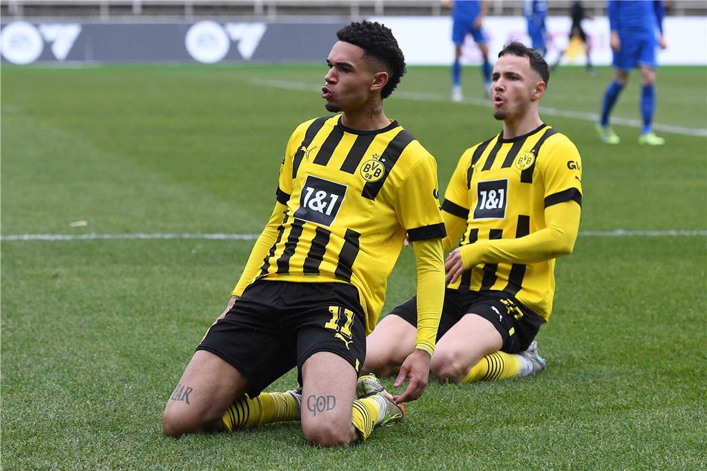 Justin Njinmah gesteht vor BVB-Wiedersehen: „Vielleicht ist mir das zum Verhängnis geworden“ Justin Njinmah jubelt.