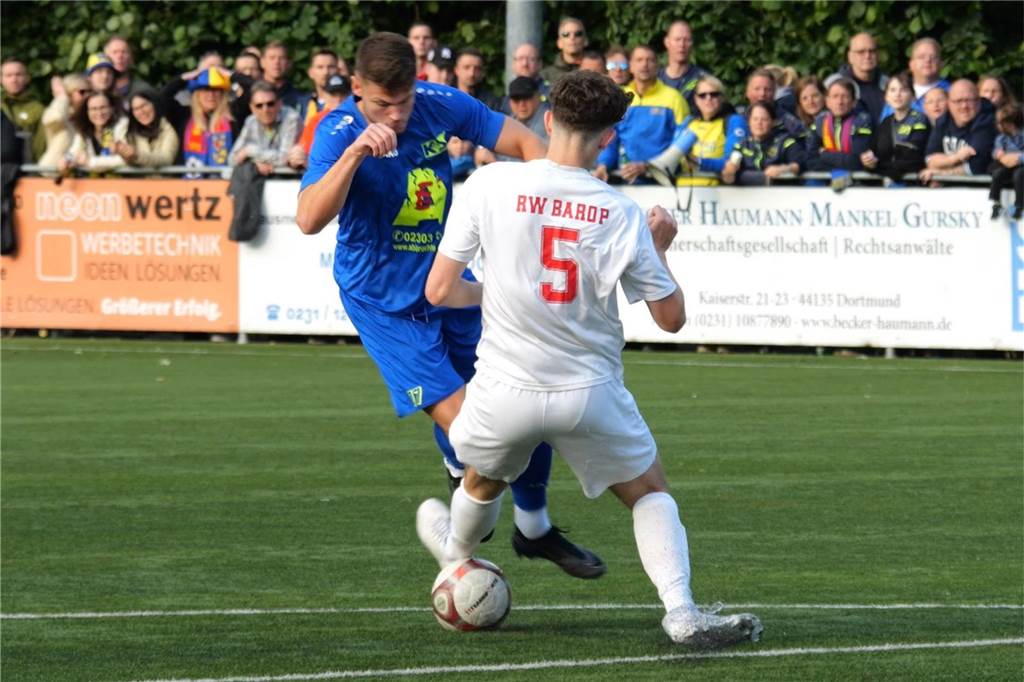 Kamener SC steigt fulminant in die Bezirksliga auf: RW Barop erlebt Debakel in der Relegation War kaum zu bremsen: Kamens Moritz Denninghoff (l.).
