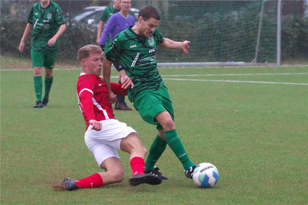 Stepham Marx resümiert seine Zeit als Interimstrainer: „Mannschaft wird ihren Weg gehen“ War letzte Saison noch als Spielführer aktiv: In dieser Saison sprang Stephan Marx (r.) zusammen mit Domenik Hülsbusch und Arne Feldmann als Interimstrainer ein.