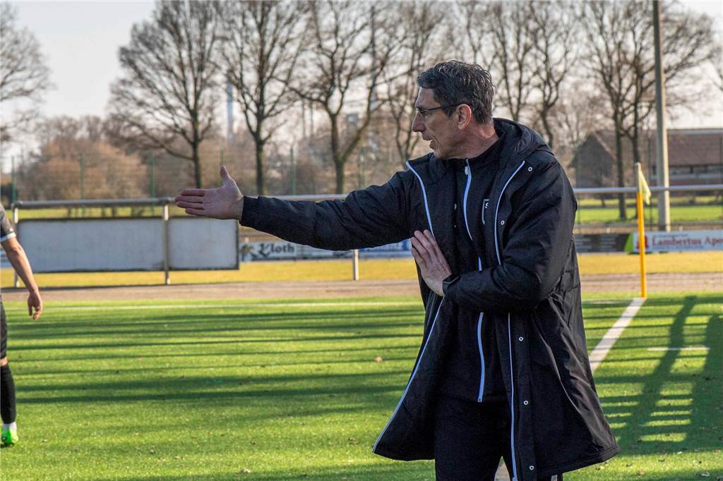 LSV siegt mühsam gegen Kellerkind Sven Kmetsch gibt Anweisungen