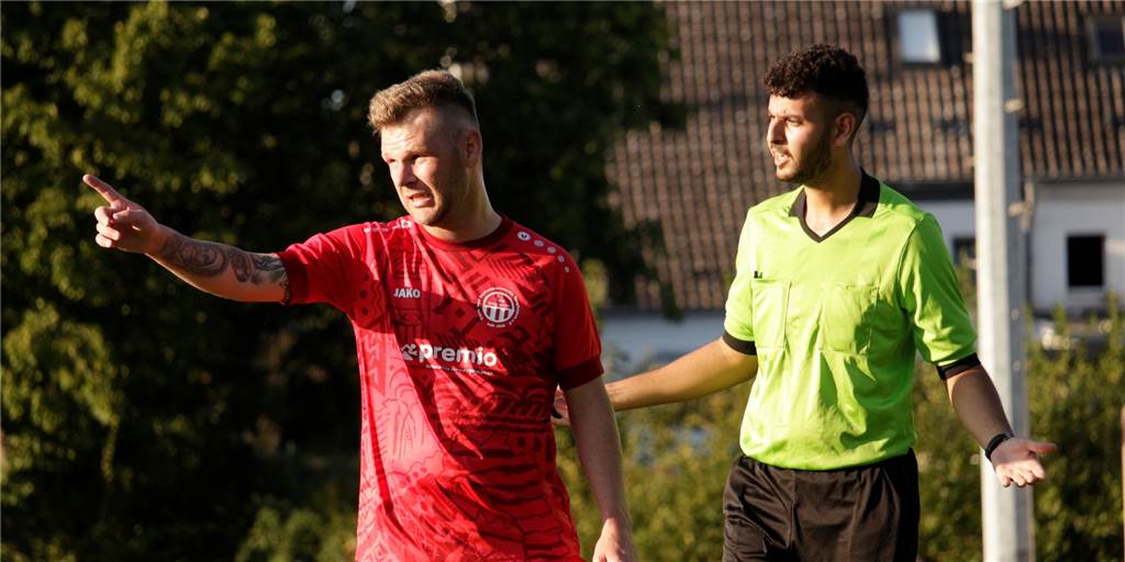Wiedersehen mit Holzwickeder SC: TuRa Bergkamens „Lautsprecher“ Matthias Göke kassiert Schiri-Ansage War nicht mit allen Schiedsrichter-Entscheidungen einverstanden: TuRa Bergkamens neuer „Lautsprecher“ Matthias Göke (l.) − hier im Gespräch mit Referee Hamza Kaichouh.