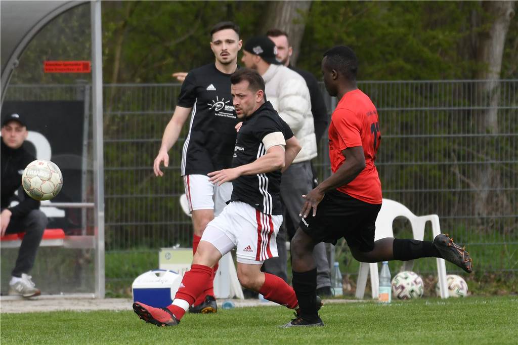 War zuletzt Co-Trainer: Max Khil (vorne) übernimmt den Trainerposten von Danny Jordan beim TuS Henrichenburg