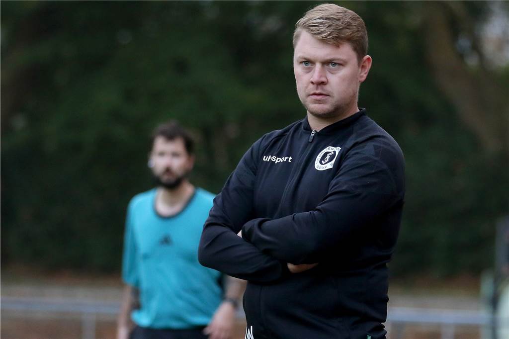 2:0-Rückstand in 3:2-Sieg gedreht: Umkämpftes Spitzenspiel in der Kreisliga A2 Dortmund War zum Schluss zufrieden: Holzen-Trainer Arne Werner.