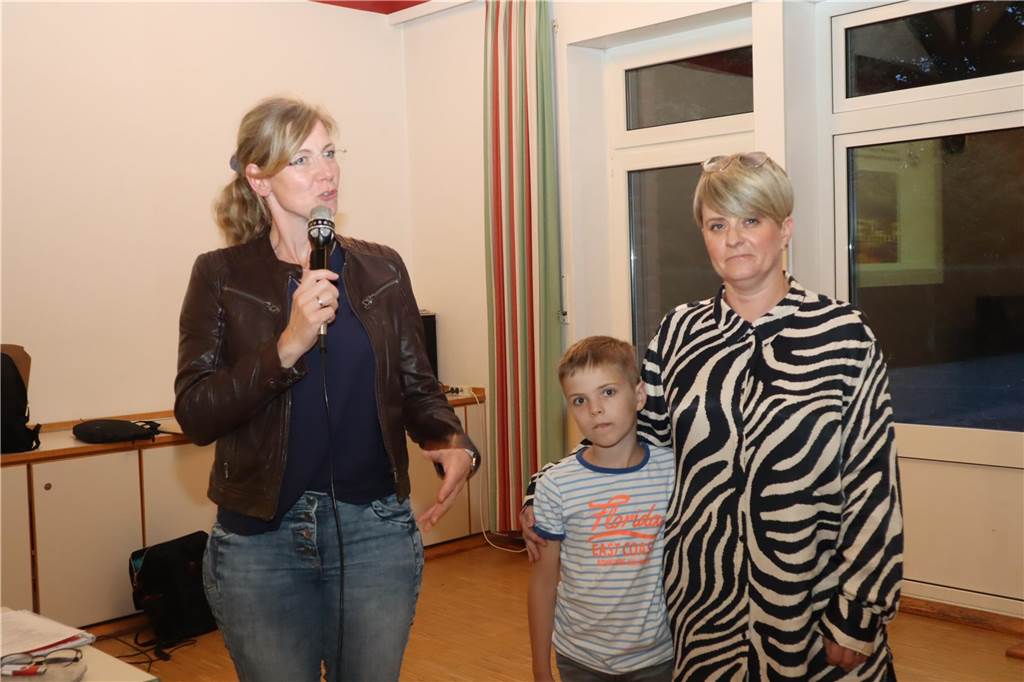 Stadtteilkonferenz: Agathaschule rührt Werbetrommel für Niedrigseilgarten Schulleiterin Klaudia Ulbrich-Heising, der achtjährige Mats und die stellvertretende Vorsitzende des Fördervereins, Kristina Lösbrick