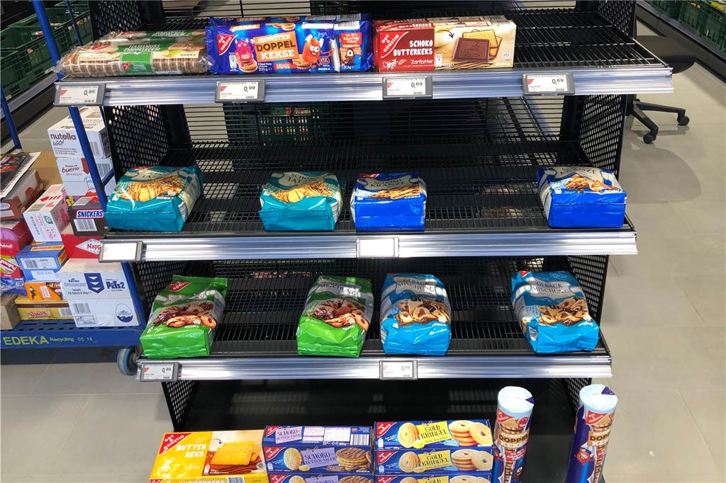 Erste Einblicke in den Edeka-Markt in Legden zwei Wochen vor der Eröffnung Ware wird gespiegelt, das heißt wenige Exemplare zeigen, wo sie platziert werden.