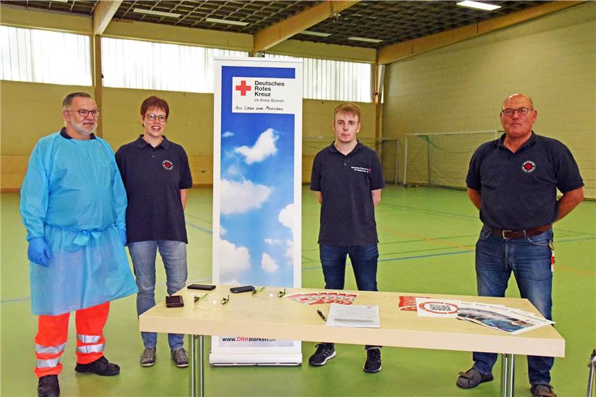 Ehrenamtlich aktiv im DRK Südlohn-Oeding: „Wie in einer großen Familie“ Waren am Samstag für die DRK-Ortsgruppe an der Jakobihalle im Testeinsatz: Franz Bergerbusch, Johannes Esling, Claudia Pankratz und Oliver Pankratz (v.l.). Auch für dieses ehrenamtlich getragene Engagement erhält die Ortsgruppe den Ehrenamtspreis von Gemeinde und Sparkasse Westmünsterland.