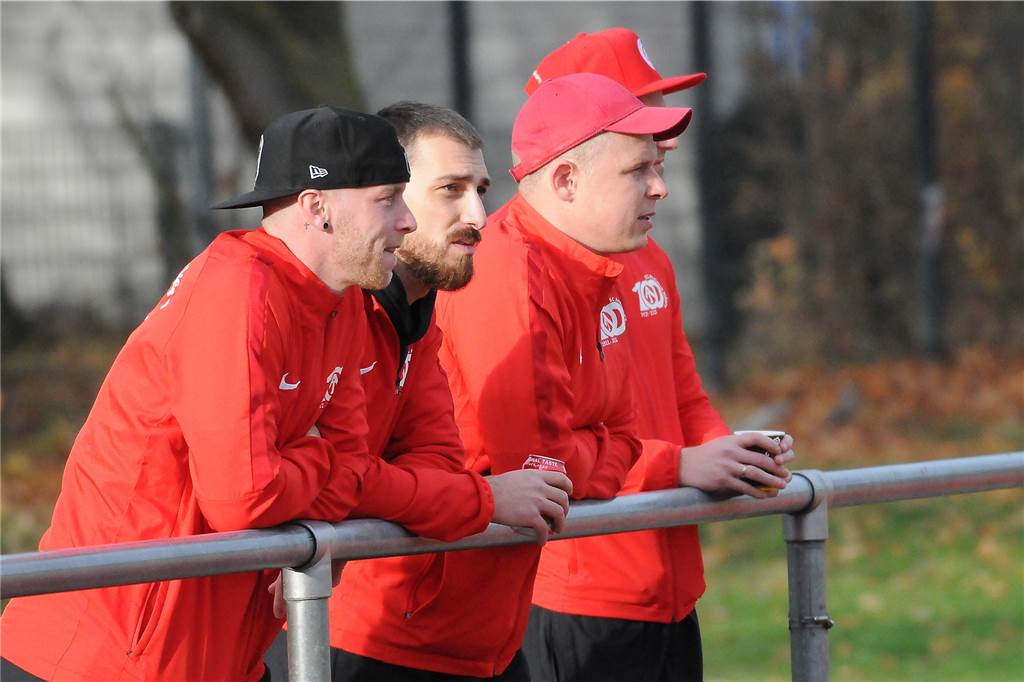 Agenten von Arminia Ickern spionierten bei Eintracht Ickern - Erkenntnis soll Punkte bringen Waren Arminen-Zuschauer an der Uferstraße: (v.l.) Kevin Tann, Sefa Bal, Chris Kampe und Kim Weber sowie Fatih Kantarci (nicht im Bild).