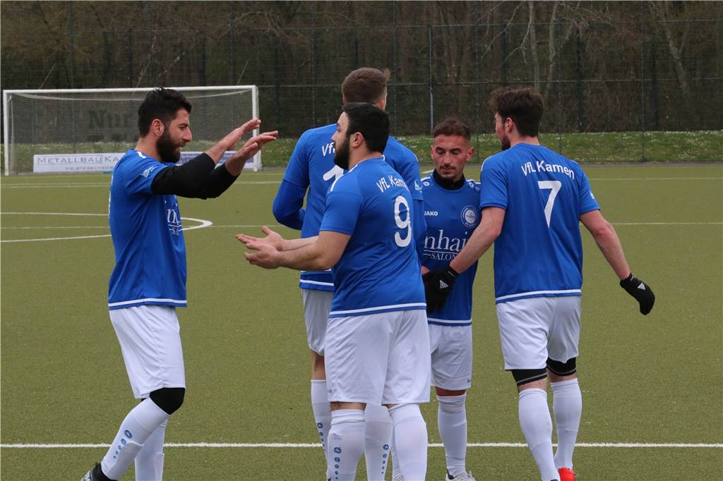 Krasser Leistungs-Unterschied: VfL Kamen schickt SV Stockum mit 13:0 nach Hause Waren beim 13:0 die auffälligsten VfL-Akteure: Ex-Profi Mehmet Kara (l.) und Siebenfach-Torschütze Engin Duman (vorne).