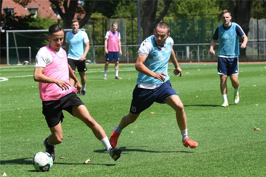 Trainingsauftakt: Obercastrop II hat Aufstiegs-Projekt gestartet - FC Bayern der Kreisliga B Waren beim Trainingsauftakt des SV Wacker Obercastrop II als Neuankömmlinge im Kader dabei: Yüksel Turan (am Ball), ehemaliger Merklinder und Neuzugang vom SC Osmanlispor Dortmund, sowie Martin Kapitza, der aus dem Obercastroper Westfalenliga-Kader stammt.