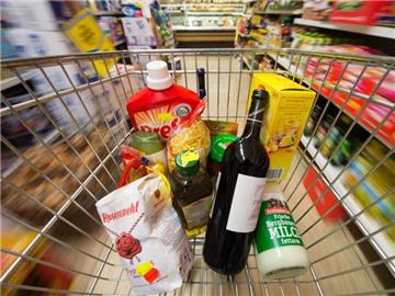 Waren in einem Einkaufswagen. Foto: Armin Weigel/Illustration