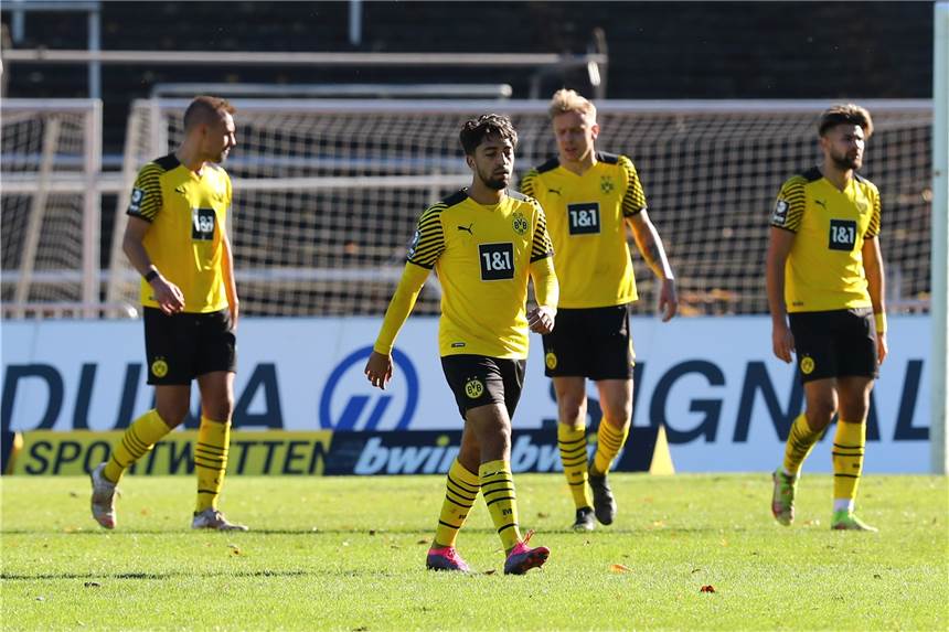 BVB-U23 verliert unglücklich gegen Viktoria - ein Spieler stand überraschend in der Startelf Waren nach dem Spiel enttäuscht: die BVB-Spieler (v.l.) Franz Pfanne, Immanuel Pherai, Lennard Maloney und Antonios Papadopoulos