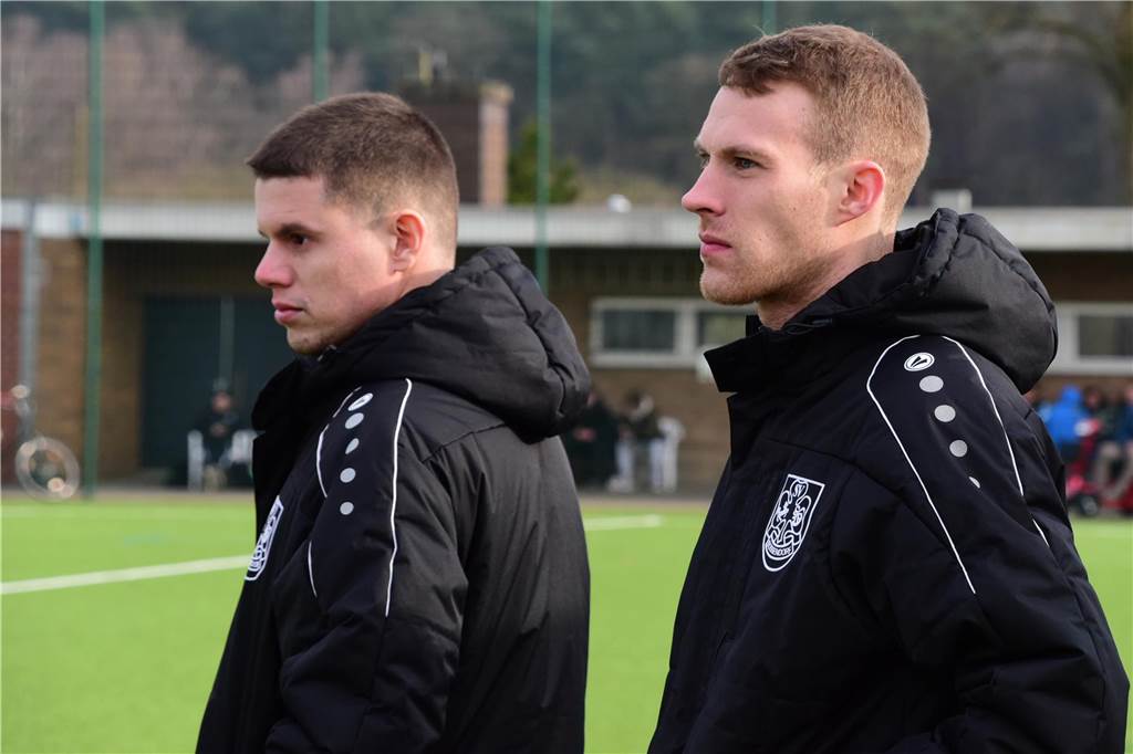Platzverweis-Flut in Lavesum: Niederlage in Unterzahl - Hullern gewinnt, Bossendorf verliert Waren nicht unzufrieden mit der Leistung ihrer Mannschaft: die Bossendorfer Trainer Nico Martinez (l.) und Benedict Kuss.