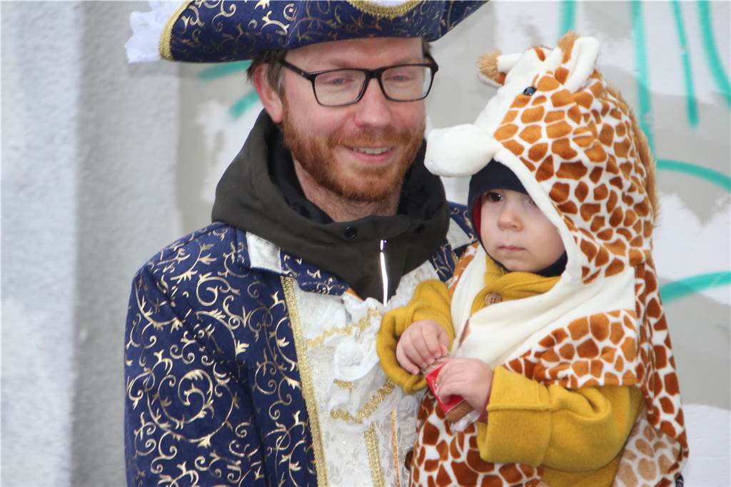Baby Lotta erlebte 2023 ihren ersten Selmer Karnevalsumzug Warm eingepackt erlebt diese kleine Giraffe in Selm ihren ersten Karnevalsumzug.
