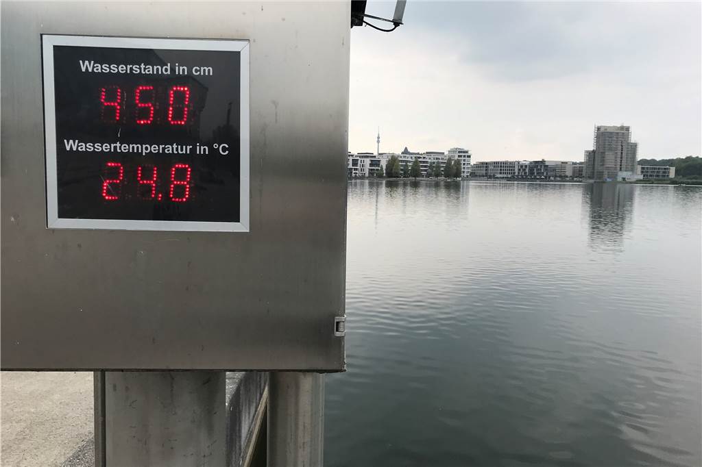 „Phoenix-See leidet unter der Trockenheit“ – aber zum Segeln reicht‘s Warm und tief: Die aktuellen Daten zum Phoenix-See sind am Südufer zu sehen.