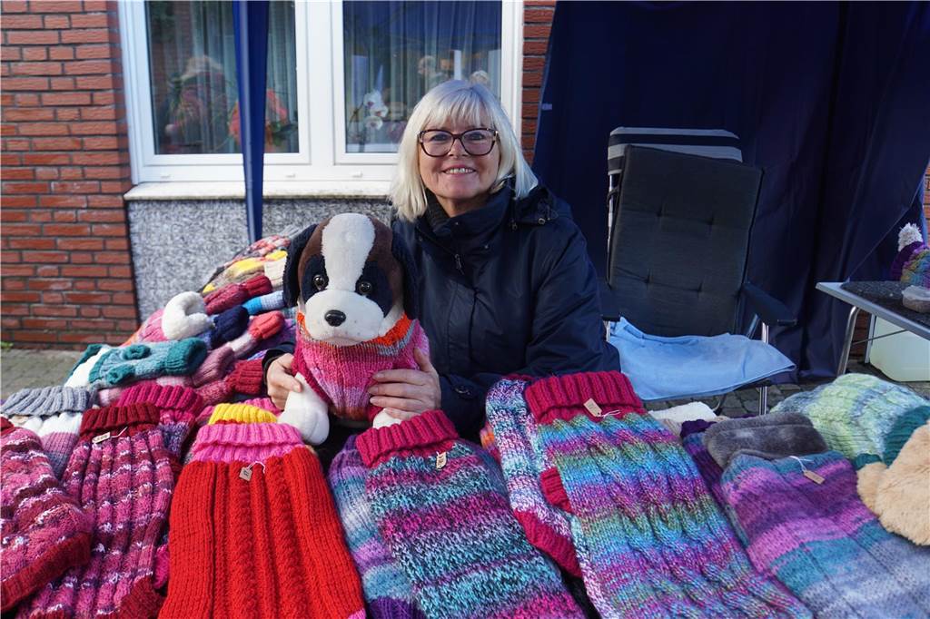 Warme gestrickte Westen für Hunde gab es bei der Herbernerin Anke Bomholt