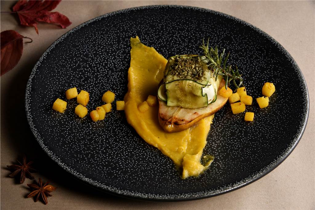 Warmer Ziegenkäse mit Kürbispüree und gegrillter Birne ist ein weihnachtliches Rezept von Mario Kalweit, das Singles für sich selbst kochen können. 