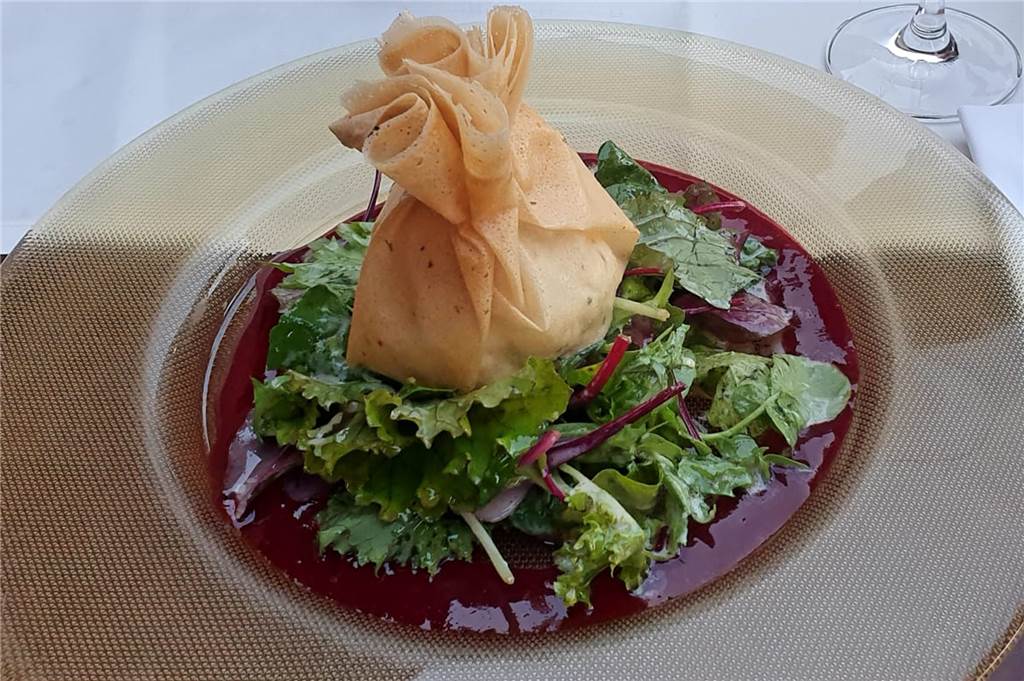 Beim „Dicken Jupp“ in Vreden gibt es westfälische Spitzenküche mit kreativen Komponenten Warmer Ziegenkäse mit Walnüssen, Salat und Waldbeerketchuo