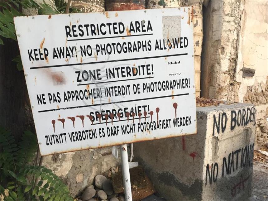 Bewegung in Zypern-Gesprächen: Türkei bietet Truppenabzug an Warnschild an der Pufferzone zwischen dem griechischen und dem türkischen Teil Zyperns. Foto: Can Merey