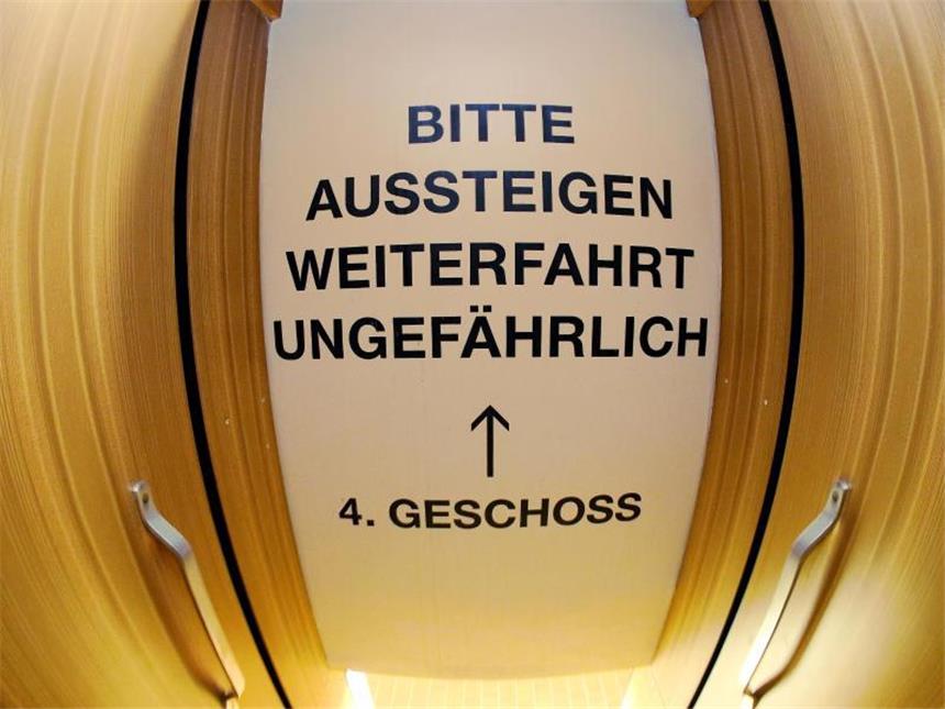Nahles-Ministerium: Es gibt kein Paternoster-Verbot Warnschilder hängen in einem Paternoster im Rathaus in Leipzig. Foto: Jan Woitas