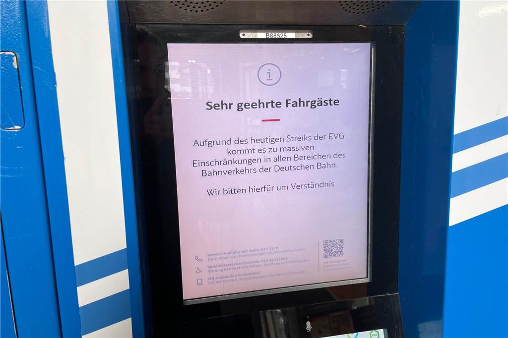 Streik am Montag legt Zugverkehr in Schwerte lahm: Bahnhof wie ausgestorben Display Züge