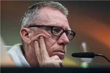 Warnt seine Spieler davor, den FC Salzburg zu unterschätzen: BVB-Coach Peter Stöger. Foto: Bernd Thissen