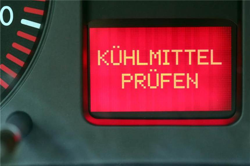Wenn eine rote Kontrollleuchte im Auto brennt Warnung bei niedrigem Kühlmittelstand: Jetzt sollten Autofahrer möglichst schnell anhalten und Hilfe holen. Foto: Bodo Marks