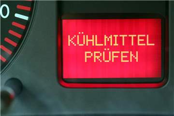 Warnung bei niedrigem Kühlmittelstand: Jetzt sollten Autofahrer möglichst schnell anhalten und Hilfe holen. Foto: Bodo Marks