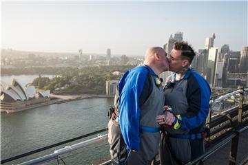 Warren Orlandi und Pauly Phillips haben sich getraut. Foto: Supplied/BridgeClimb Sydney