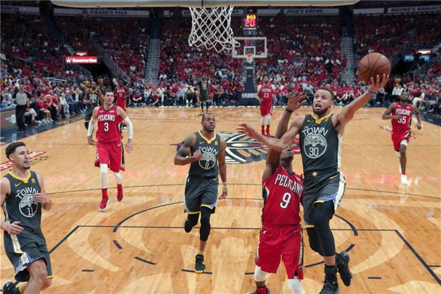 NBA-Playoffs: Durant führt Warriors zum Sieg in New Orleans Warriors-Star Stephen Curry (r) zieht zum Korb der New Orleans Pelicans. Foto: Gerald Herbert/AP