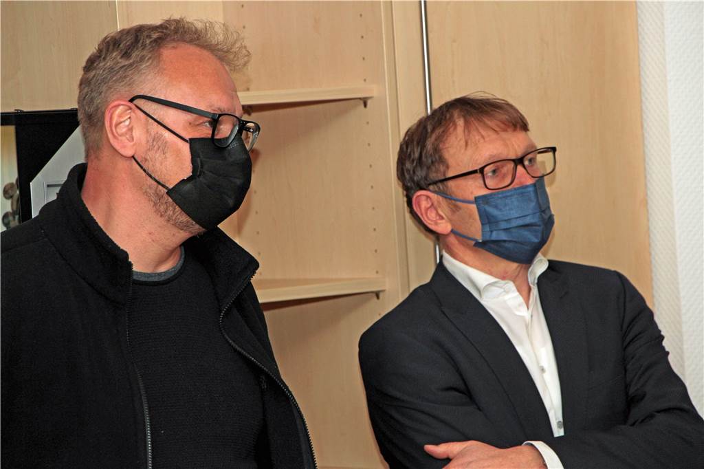 Klares Votum: Geplantes Industriegebiet Nordlippestraße ist vom Tisch Warten auf das Endergebnis: Axel Kersting von der BIN (l.) und Bürgermeister Lothar Christ. Das Resultat fiel dann deutlich aus.